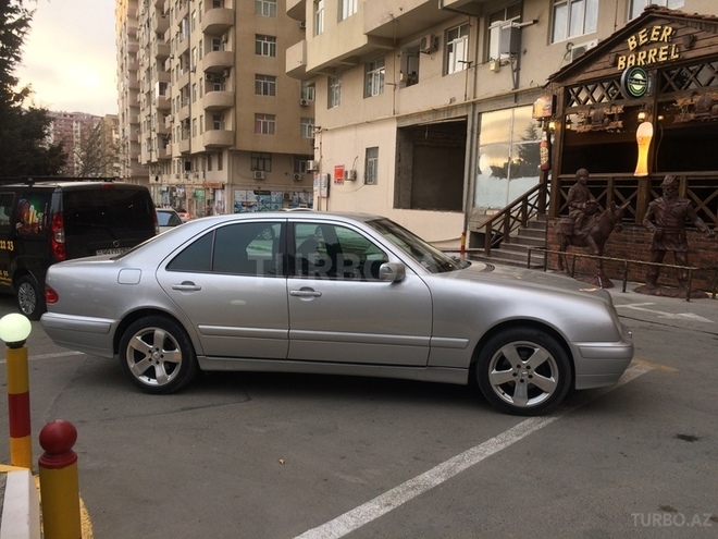 Mercedes E 220 1999, 249,000 km - 2.2 l - Bakı