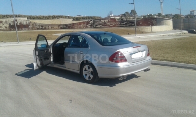 Mercedes E 270 2002, 330,000 km - 2.7 l - Bakı