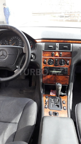 Mercedes E 200 1998, 239,000 km - 2.0 l - Bakı