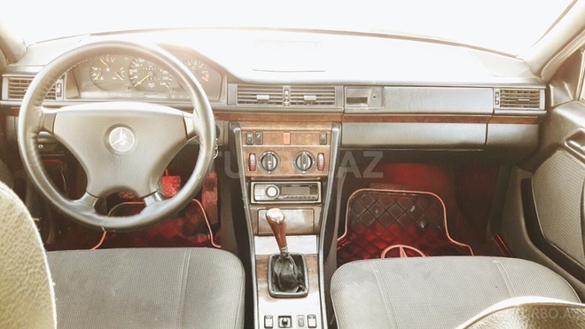 Mercedes E 260 1992, 305,427 km - 2.6 л - Bakı