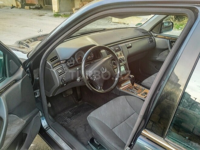 Mercedes E 280 2001, 196,000 km - 2.8 l - Bakı