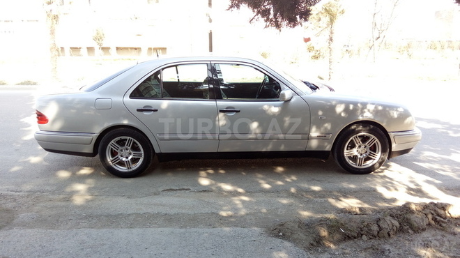 Mercedes E 220 1999, 229,000 km - 2.2 l - Sumqayıt