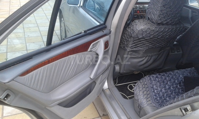 Mercedes E 270 2002, 210,500 km - 2.7 l - Bərdə