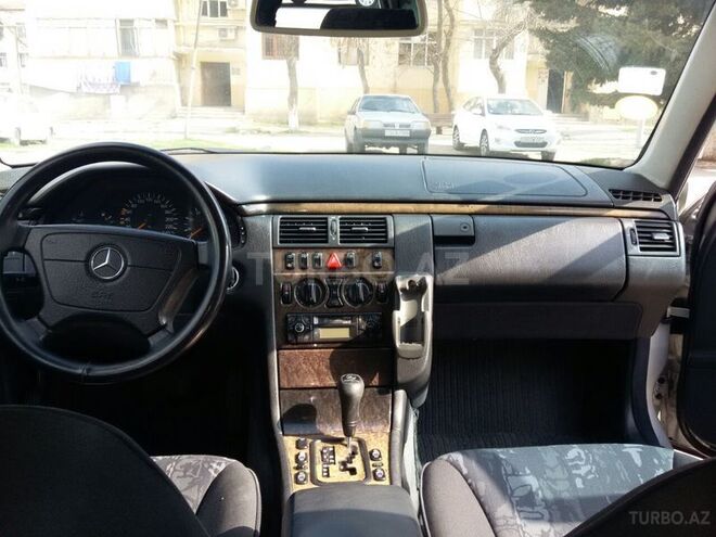 Mercedes E 240 1999, 285,000 km - 2.4 l - Sumqayıt