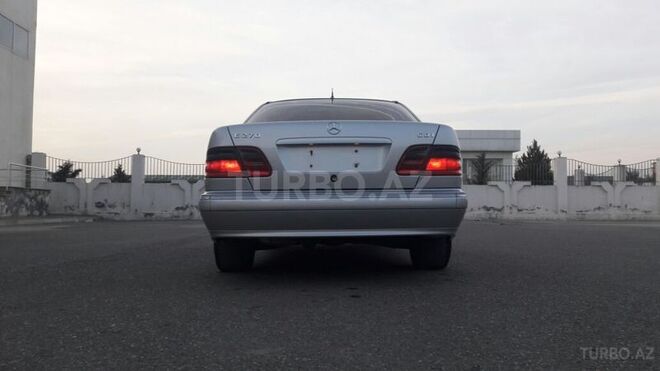 Mercedes E 220 2001, 267,762 km - 2.2 l - Bakı