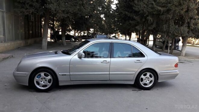 Mercedes E 220 2001, 267,762 km - 2.2 l - Bakı