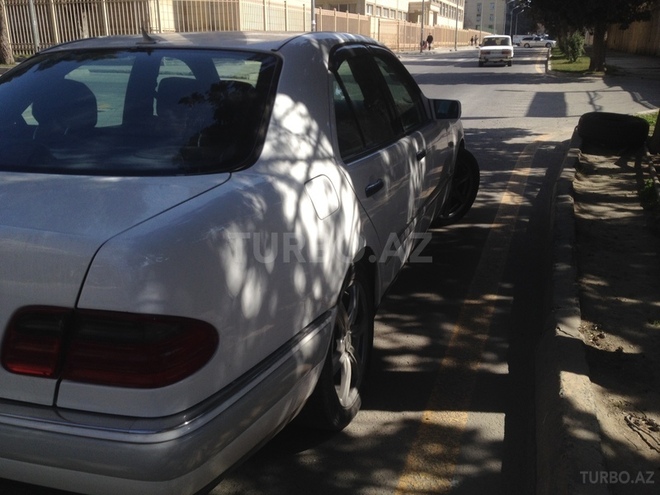 Mercedes E 230 1995, 330,000 km - 2.3 л - Bakı