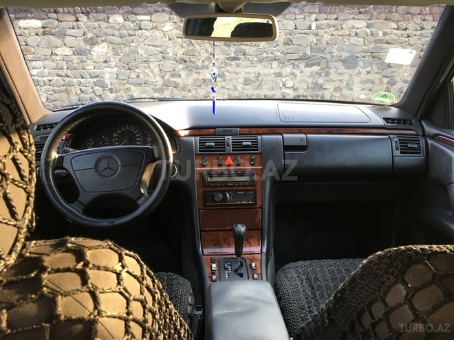 Mercedes E 240 1997, 310,000 km - 2.4 l - Zaqatala