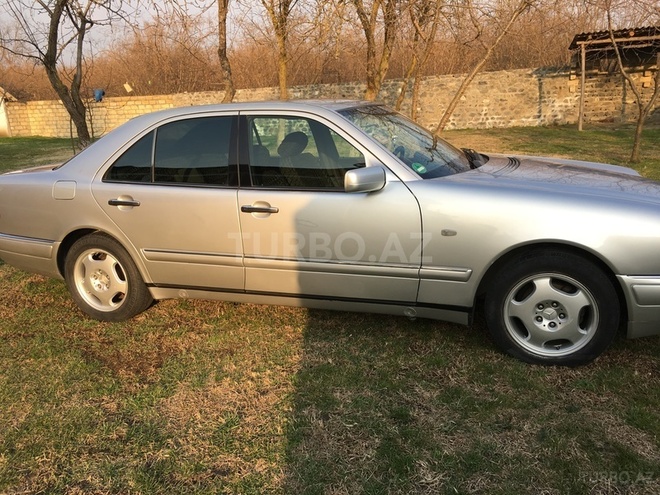Mercedes E 240 1997, 310,000 km - 2.4 l - Zaqatala