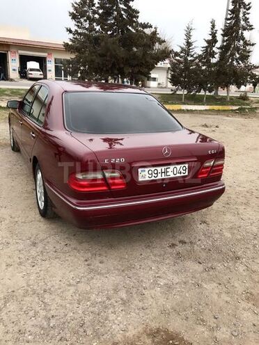 Mercedes E 220 2001, 304,149 km - 2.2 l - Saatlı