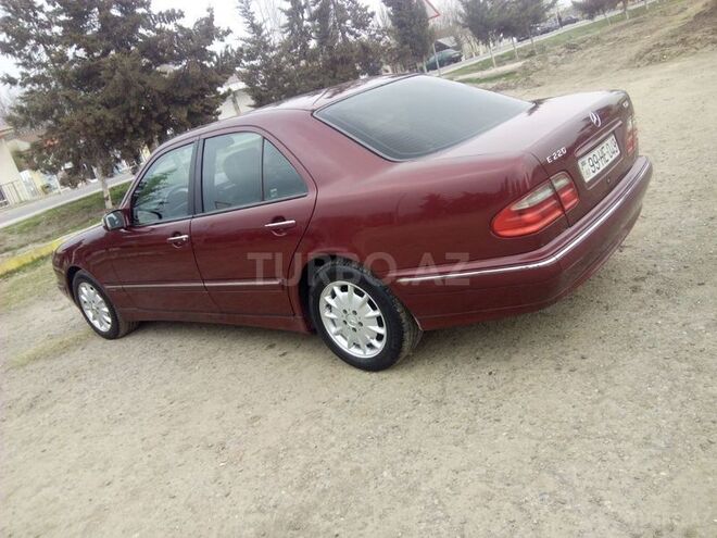 Mercedes E 220 2001, 304,149 km - 2.2 l - Saatlı
