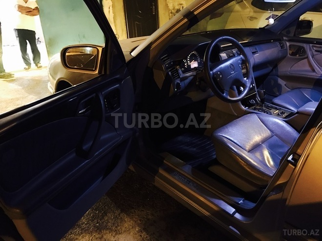 Mercedes E 320 2001, 271,000 km - 3.2 l - Bakı