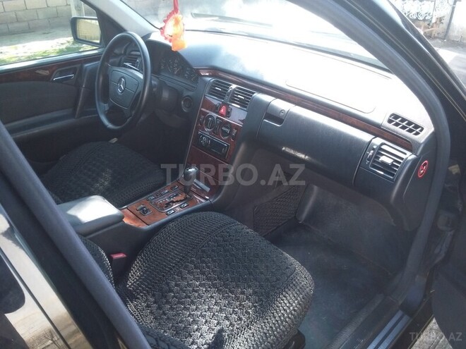 Mercedes E 240 1999, 220,000 km - 2.4 l - Saatlı