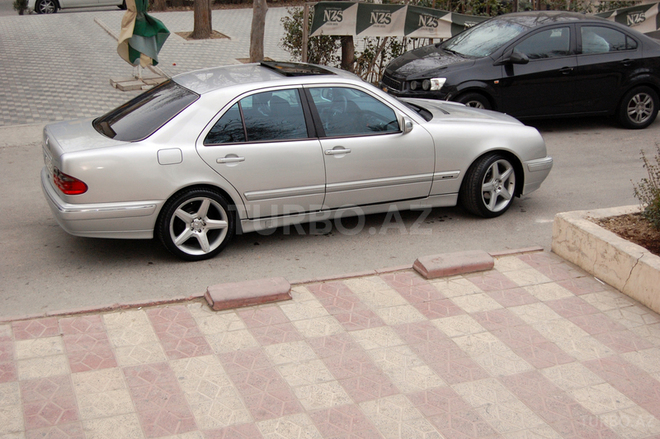 Mercedes E 240 2001, 130,000 km - 2.4 l - Bakı