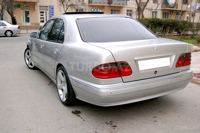 Mercedes E 240 2001, 130,000 km - 2.4 l - Bakı