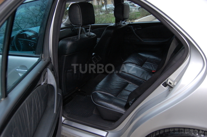 Mercedes E 240 2001, 130,000 km - 2.4 l - Bakı