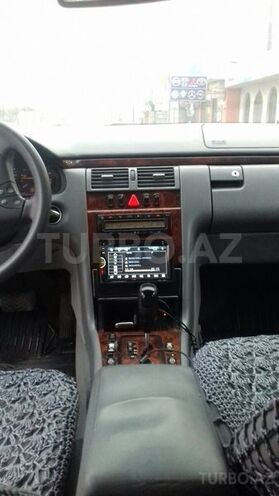 Mercedes E 220 2000, 305,000 km - 2.2 l - Quba