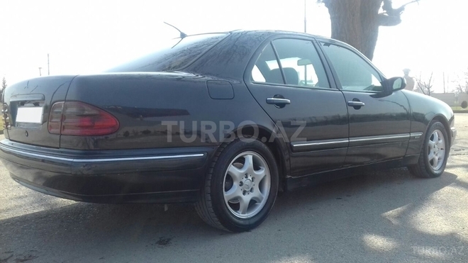 Mercedes E 220 2000, 305,000 km - 2.2 l - Quba