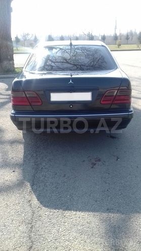 Mercedes E 220 2000, 305,000 km - 2.2 l - Quba
