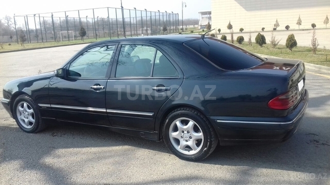 Mercedes E 220 2000, 305,000 km - 2.2 l - Quba
