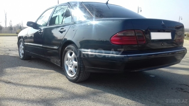 Mercedes E 220 2000, 305,000 km - 2.2 l - Quba