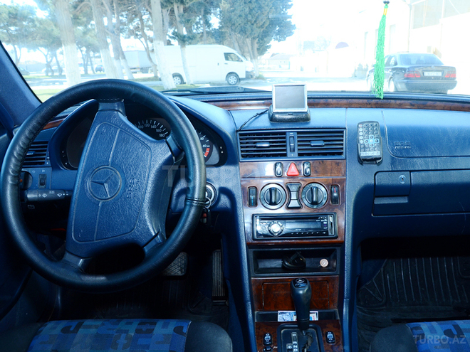 Mercedes C 220 1995, 290,000 km - 2.0 l - Bakı
