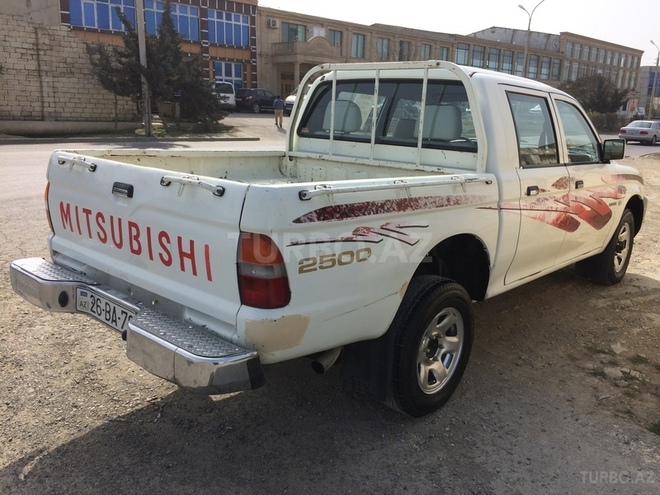 Mitsubishi L200 2005, 210,000 km - 2.5 л - Bakı