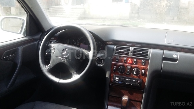 Mercedes E 220 2000, 300,000 km - 2.2 l - Bakı