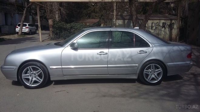 Mercedes E 220 2000, 300,000 km - 2.2 l - Bakı