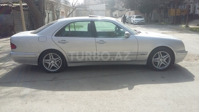 Mercedes E 220 2000, 300,000 km - 2.2 l - Bakı