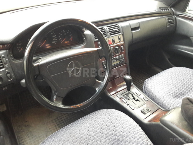 Mercedes E 220 1997, 350,000 km - 2.2 l - Sumqayıt