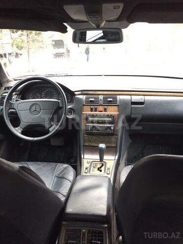 Mercedes E 200 1999, 250,000 km - 2.0 l - Yevlax