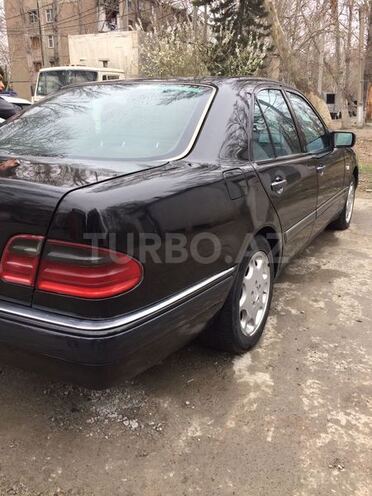 Mercedes E 200 1999, 250,000 km - 2.0 l - Yevlax