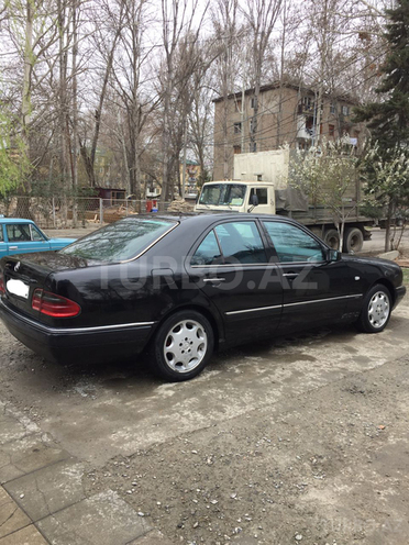 Mercedes E 200 1999, 250,000 km - 2.0 l - Yevlax