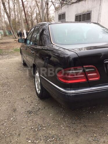 Mercedes E 200 1999, 250,000 km - 2.0 l - Yevlax