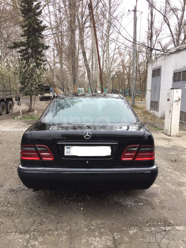 Mercedes E 200 1999, 250,000 km - 2.0 l - Yevlax