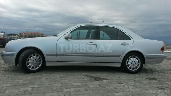 Mercedes E 220 2001, 210,689 km - 2.2 l - Xırdalan