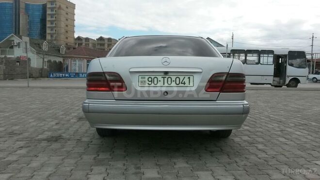Mercedes E 220 2001, 210,689 km - 2.2 l - Xırdalan