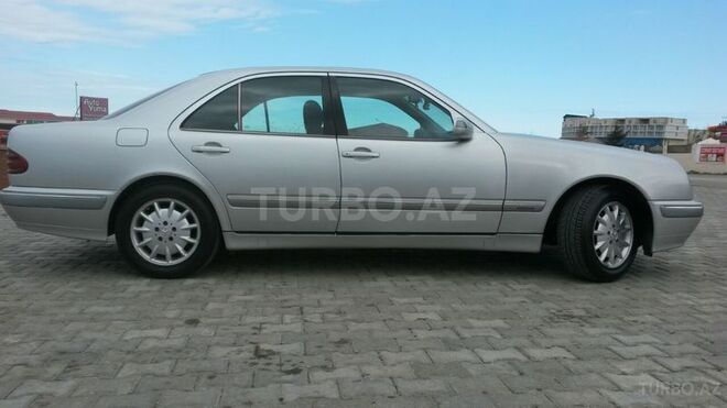 Mercedes E 220 2001, 210,689 km - 2.2 l - Xırdalan