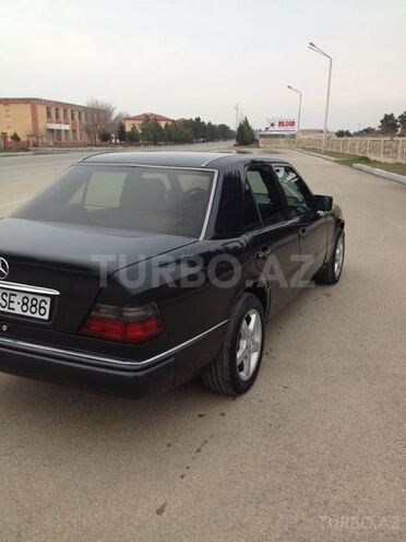 Mercedes E 260 1992, 257,000 km - 2.6 л - Yevlax