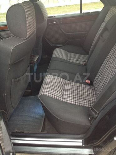 Mercedes E 260 1992, 257,000 km - 2.6 л - Yevlax