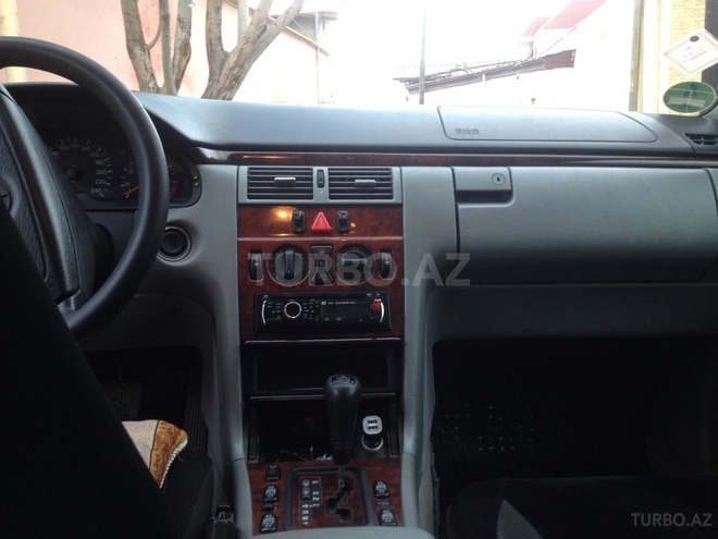 Mercedes E 200 1998, 301,213 km - 2.0 l - Bakı