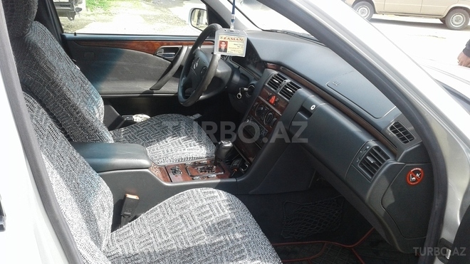 Mercedes E 220 1999, 300,000 km - 2.2 л - Lənkəran