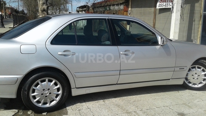Mercedes E 220 1999, 300,000 km - 2.2 л - Lənkəran