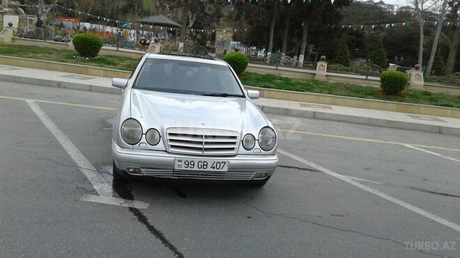 Mercedes E 220 1998, 235,000 km - 2.2 l - Bakı
