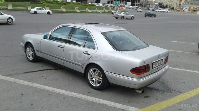Mercedes E 220 1998, 235,000 km - 2.2 l - Bakı