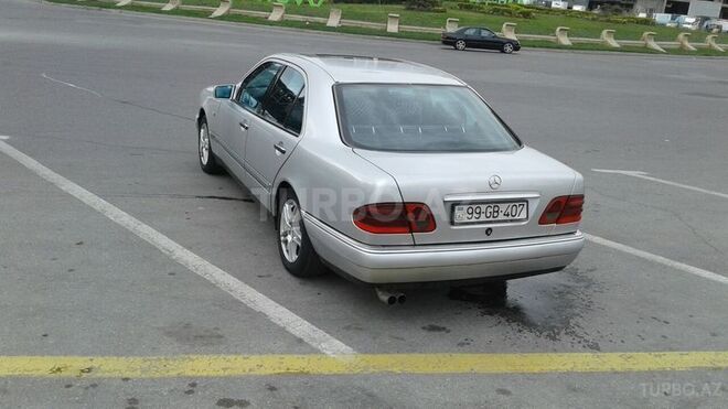 Mercedes E 220 1998, 235,000 km - 2.2 l - Bakı