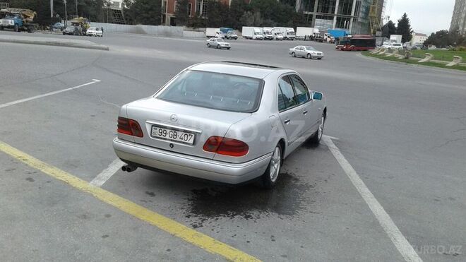 Mercedes E 220 1998, 235,000 km - 2.2 l - Bakı