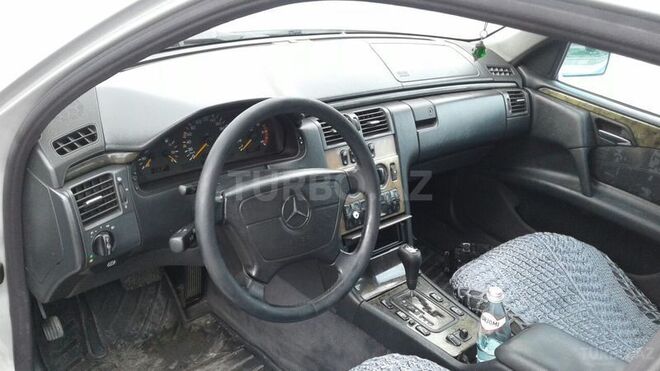 Mercedes E 220 1998, 235,000 km - 2.2 l - Bakı
