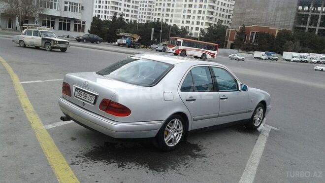 Mercedes E 220 1998, 235,000 km - 2.2 l - Bakı